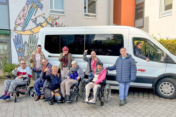 Die Freude über das neue Fahrzeug ist groß  