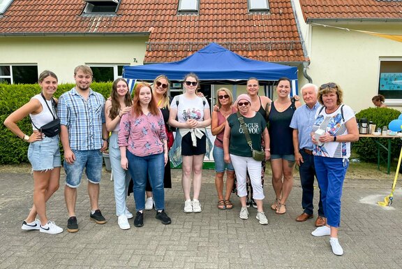 Fröhliches Gruppenfoto mit den Beteiligten Fröhliches Gruppenfoto mit den Beteiligten