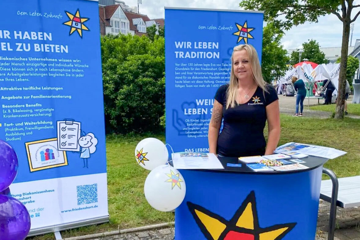 Josefine Nowotka (Fachberatung und Koordination) am Infostand