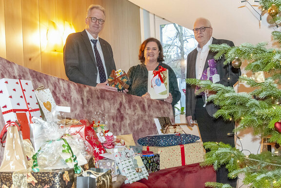 Bei der Geschenkeübergabe (v.l.): Prof. Dr. med. Frank Willeke, Andrea Krumm-Tzoulas, LT Pfr. i.R. Leonhard Gronbach  