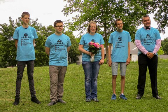 Gruppenfoto mit stolzen Schülern und stolzer Lehrerin Gruppenfoto mit stolzen Schülern und stolzer Lehrerin