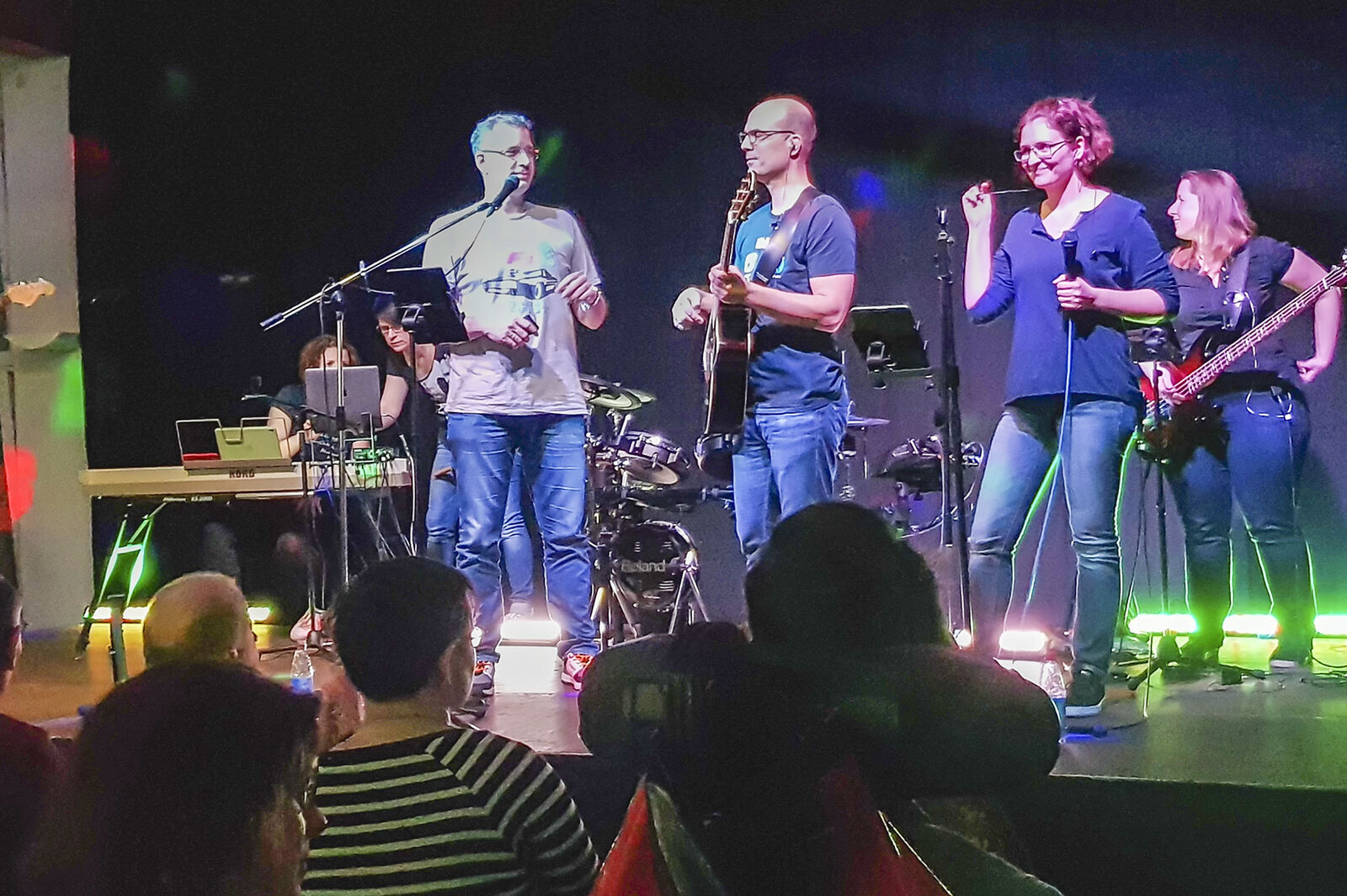 Die sechs Musiker und Musikerinnen von „Jesus First“ spielten das erste Mal im Friedenshort in Heiligengrabe. Einrichtungsleiter Stephan Drüen (am Mikrofon) begrüßte die Band