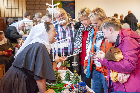 Sr. Christine am Verkaufsstand