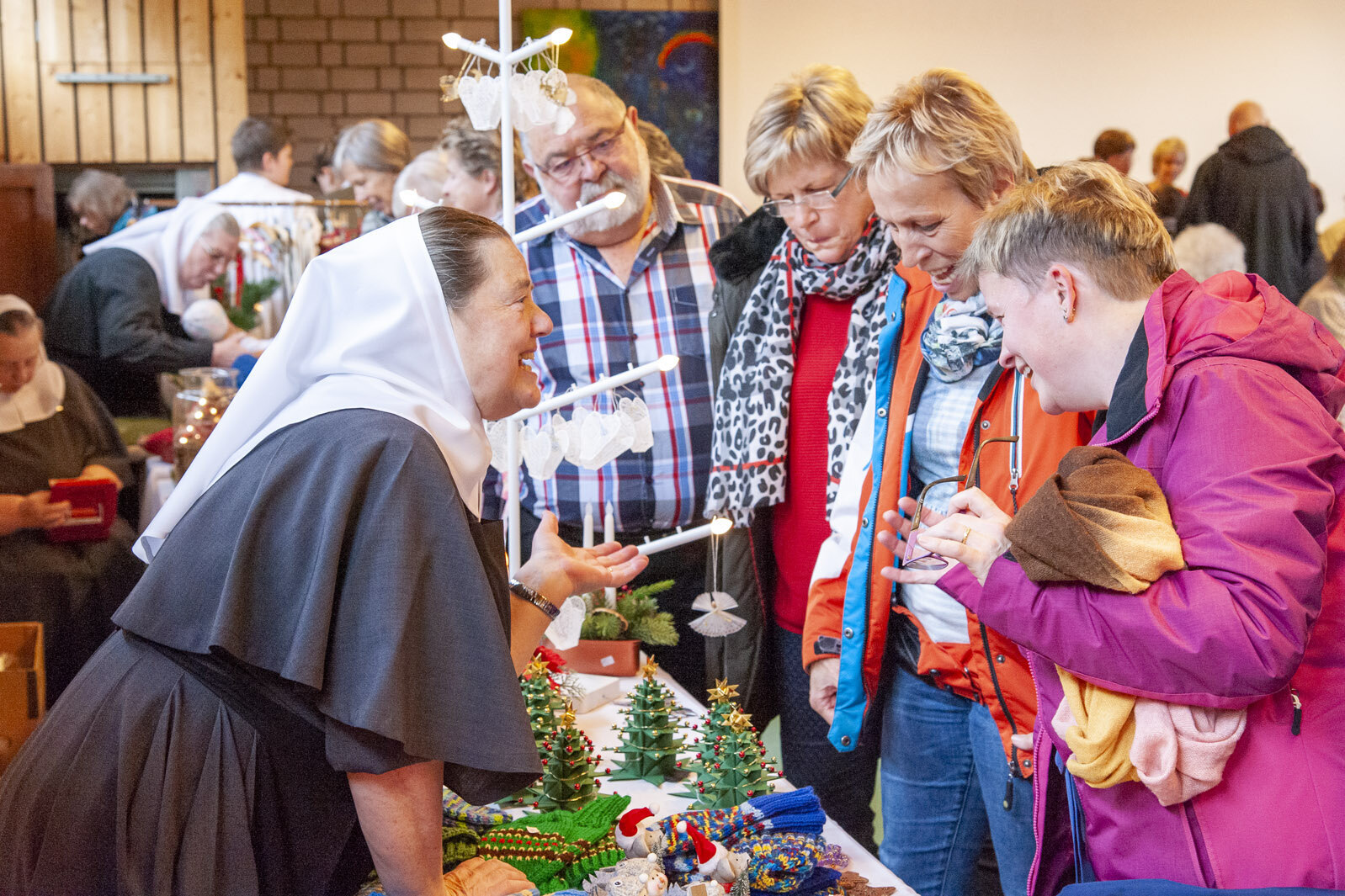 Sr. Christine am Verkaufsstand
