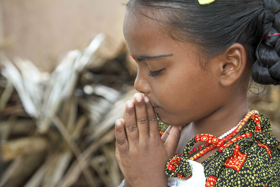 Aus Indien übermitteln wir einen großen Dank an alle Unterstützerinnen und Unterstützer. (c) Foto: Murallnath / Adobe Stock