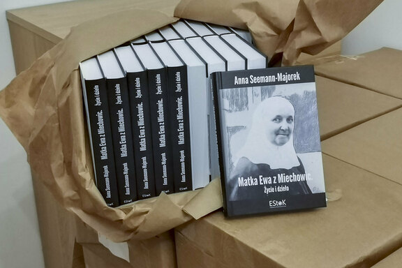 ausgepacktes Mutter-Eva-Buch