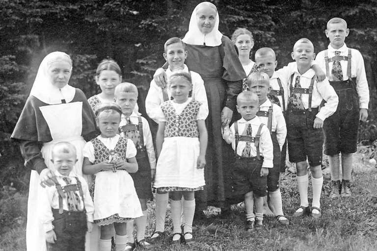 Mutter Eva mit Kindern der Wald-Familie Ender der 1920er Jahre