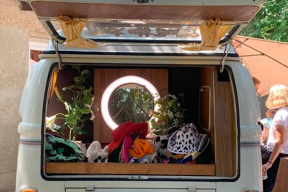 „Fotobulli“ mit verschiedenen Requisiten