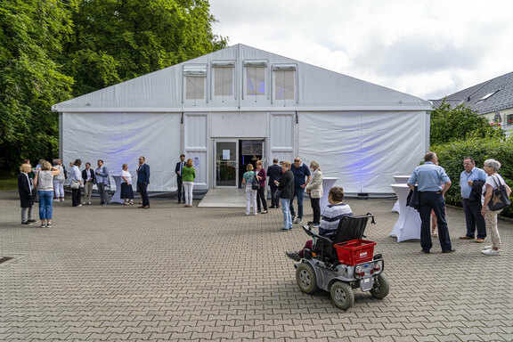 Blick von außen auf die Zelthalle