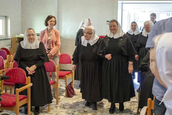 Einzug der Jubilarinnen zu Beginn des Festgottesdienstes am Pfingstsonntag in der Friedenshort-Kirche