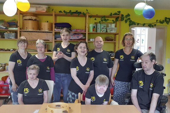 Die Tagesstruktur mit eigens angefertigten Jubiläums-T-Shirts