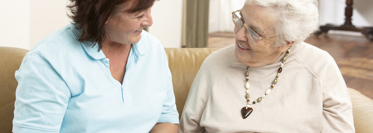 Symbolbild Gespräch Pflegekraft mit Seniorin