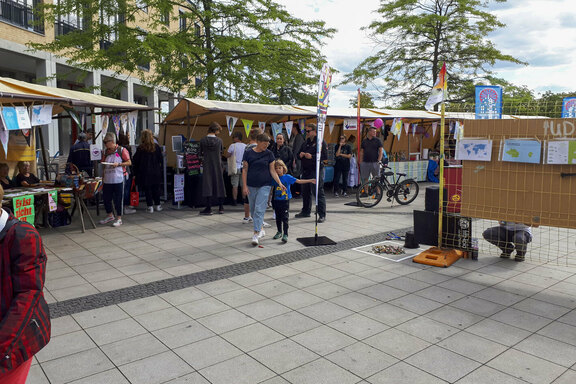Impressionen der Wimpel-Vielfalt beim Demokratiefest
