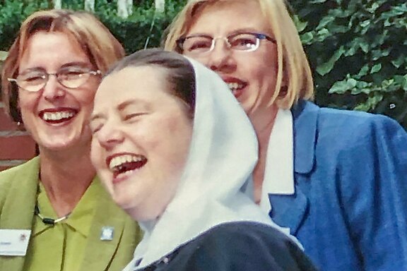 Fröhliches Trio: Birgit Lyongrün, Sr. Christine Killies und Helena Scherer