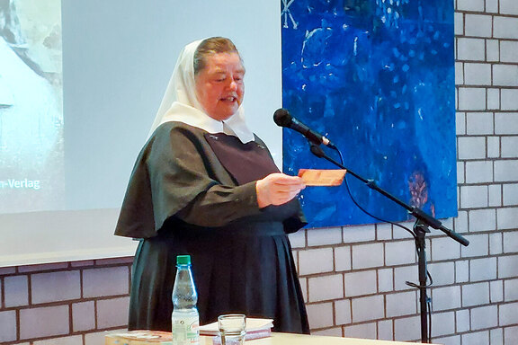 Oberin Sr. Christine Killies begrüßte alle mit einem Wort von Mutter Eva