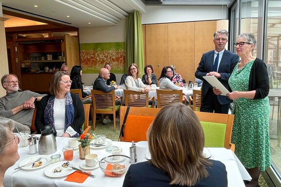 Götz-Tilman Hadem, Kaufmännischer Leiter, dankte Frau Wommer für ihren langjährigen Dienst  