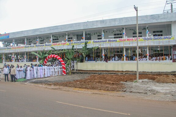 Schwesternschülerinnen und Gäste am Einweihungstag vor und im neuen Gebäude Schwesternschülerinnen und Gäste am Einweihungstag vor und im neuen Gebäude