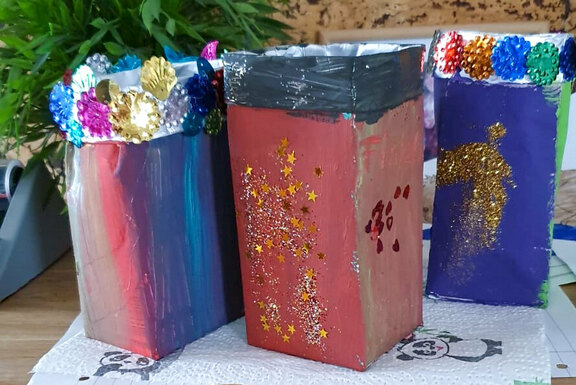 Entstanden sind tolle kunterbunte Schalen, Ablagemöglichkeiten für Stifte etc.