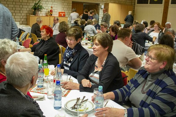 Impressionen vom gemütlichen Beisammensein im Festsaal