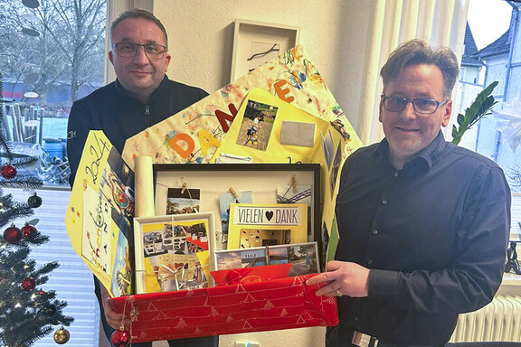 Die beiden Gäste der Firma Roth freuten sich über das toll gestaltete Dankeschön aus dem Friedenshort
