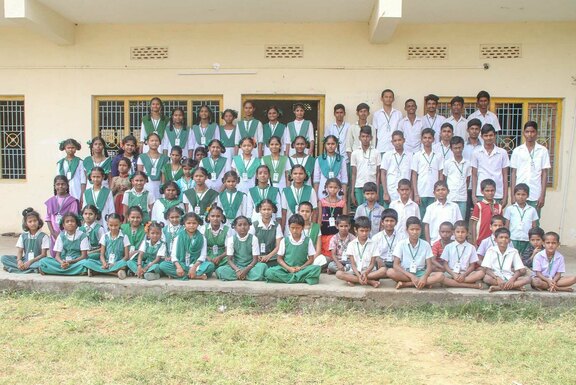 Eine Gruppe gehörloser Mädchen und Jungen der 1. bis 10. Klasse