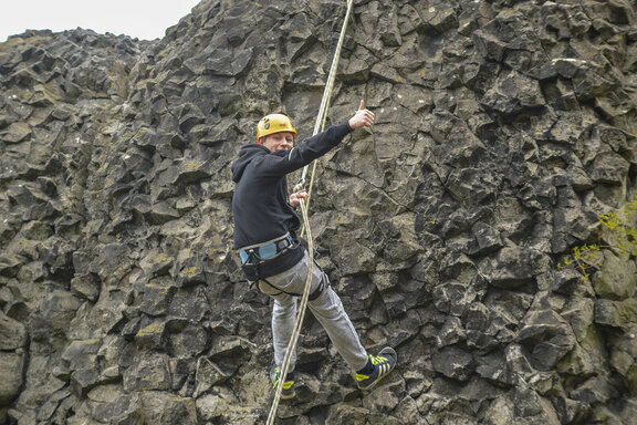 Gut gesichert in der Kletterwand: Herausforderung gemeistert