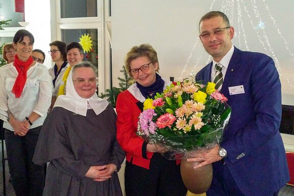 Brunhilde Krause (Mitte) wurde mit dem Kronenkreuz der Diakonie Deutschland geehrt, das Stephan Drüen im Auftrag des Diakonischen Rates überreichte  