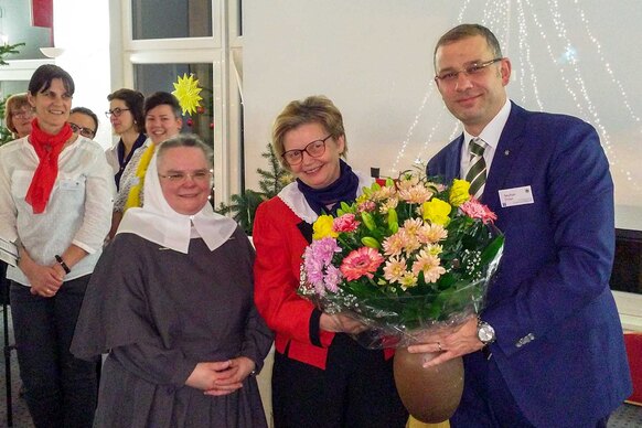 Brunhilde Krause (Mitte) wurde mit dem Kronenkreuz der Diakonie Deutschland geehrt, das Stephan Drüen im Auftrag des Diakonischen Rates überreichte