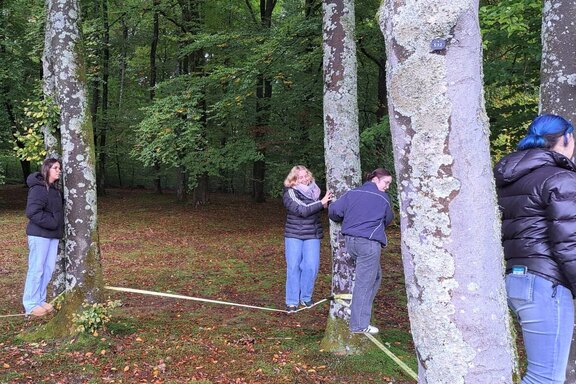 Aktion und Spaß: Balancieren auf der Slackline auf dem Friedenshort-Gelände Aktion und Spaß: Balancieren auf der Slackline auf dem Friedenshort-Gelände