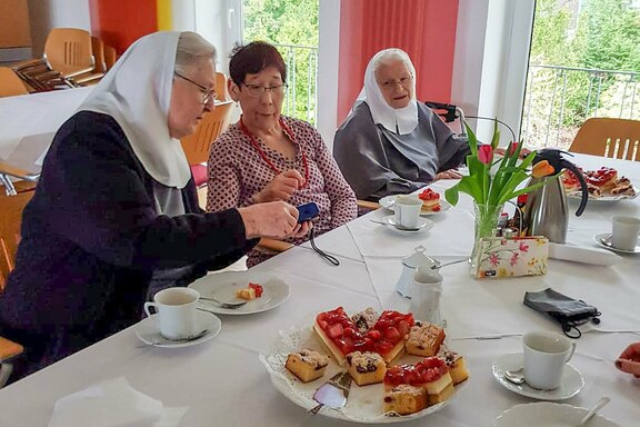 Beim Kaffeetrinken wurden Erinnerungen ausgetauscht