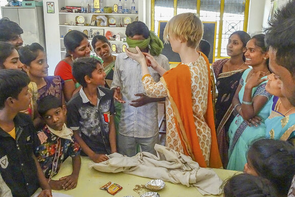 Hier reicht Lisa Illner ein Gewürzschälchen an der Station „Geschmackssinn“