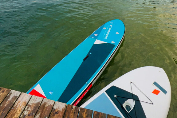 Die Stand-up-Paddling-Boards liegen bereit Die Stand-up-Paddling-Boards liegen bereit