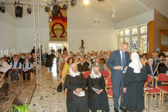 Pfr. Reinhold Lanz 2007 beim Mutterhaus-Jubiläum in Freudenberg im Gespräch mir Sr. Gisela Gericke (Archiv-Foto)  