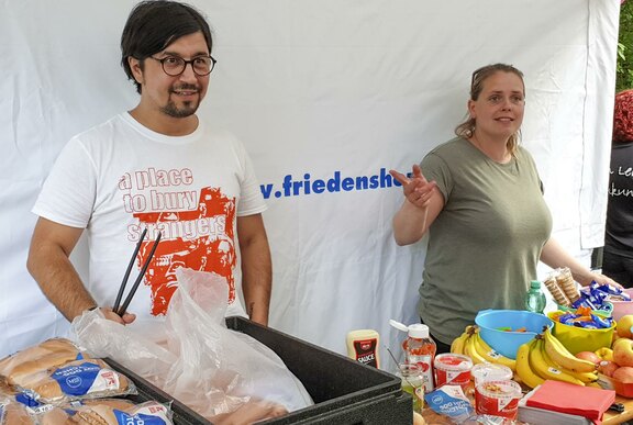 Am Hotdog-Stand waren Ulrik Höninger und Sabrina Benedikt fleißig dabei, die Friedenshortler mit Leckereien zu versorgen
