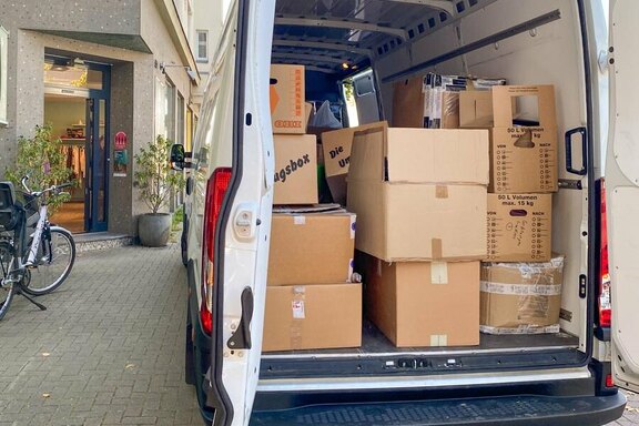 Einladen der Spende in Köln in den verschiedenen Filialen der Boutique