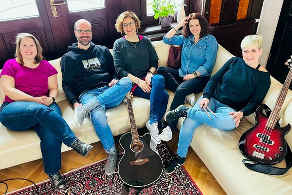 In der Lounge des Gästehauses machte es sich die Band gemütlich