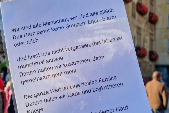 Ausschnitt aus dem Lied „Wir sind alle Menschen“