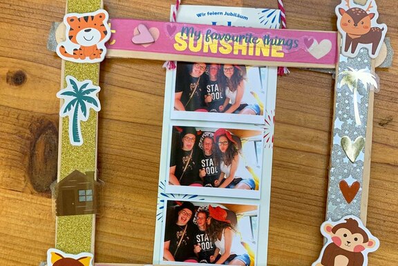 Selbstgestalteter Bilderrahmen mit Fotos