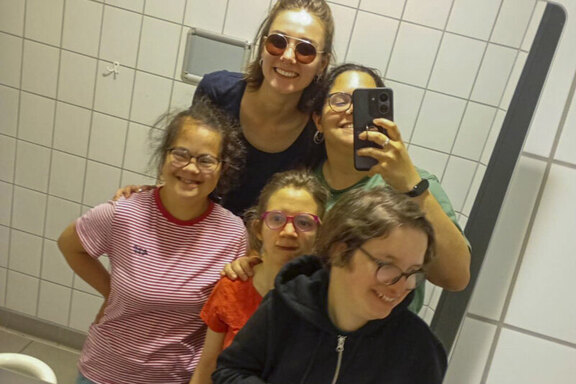 Fröhliche Teilnehmende beim Ausflug nach Hannover