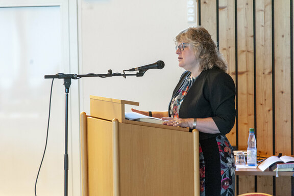 Am Rednerpult Pfrn. Riegas-Chaikowski