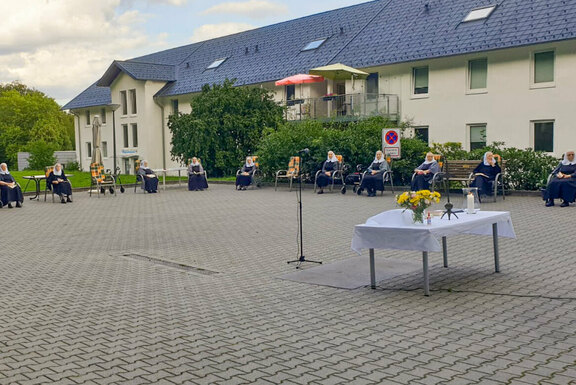 An einem schönen Samstagnachmittag feierten die Schwestern nach langer Pause einen Abendmahlsgottesdienst  