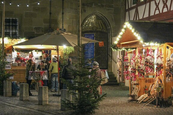 Der Weihnachtsstand der Region Süd hat seinen Platz neben dem Kreuzgang der Stiftskirche und damit am Eingang des Weihnachtsmarktes