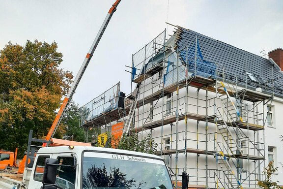 ... von Dach, Fassade und Außengelände ...