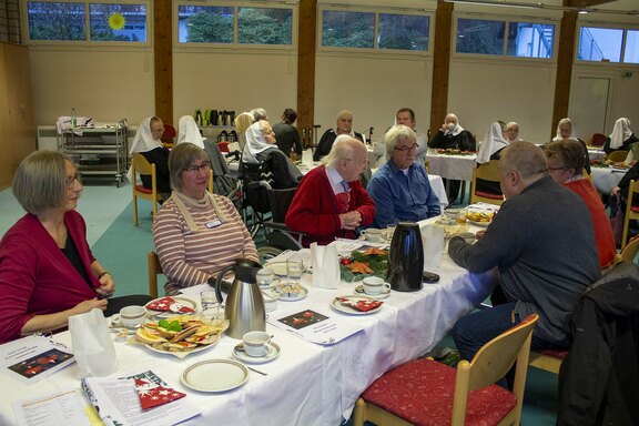 Das Kaffeetrinken bot reichlich Gelegenheit, sich auszutauschen Das Kaffeetrinken bot reichlich Gelegenheit, sich auszutauschen