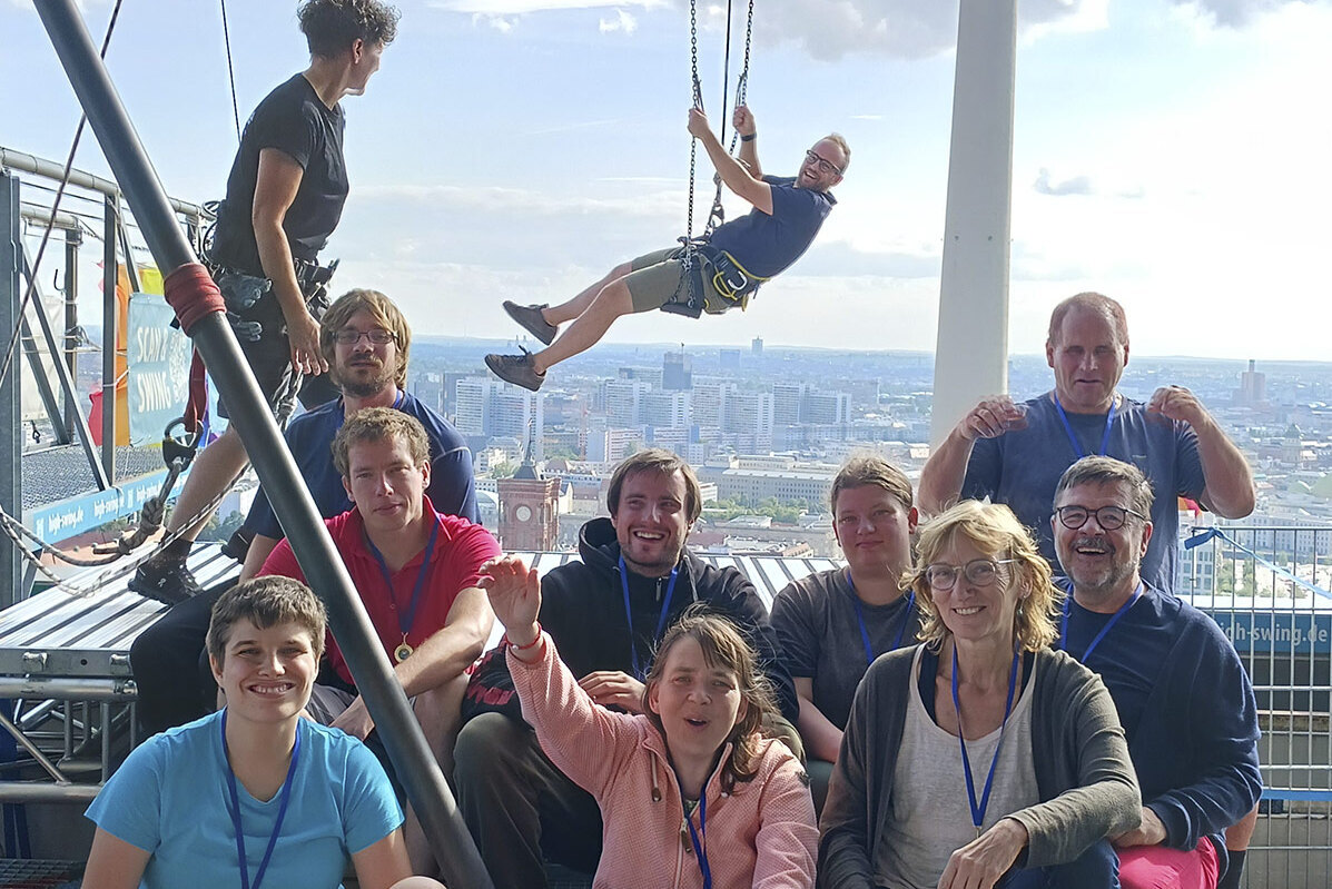 Gruppe auf dem Hausdach beim Nervenkitzel