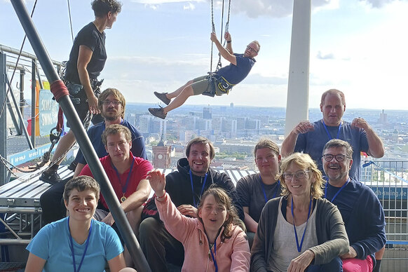 Gruppe auf dem Hausdach beim Nervenkitzel