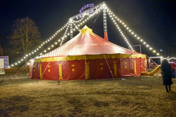 Die Betriebsfeier fand an einem besonderen Ort statt: im Zelt des Zirkus Trumpf