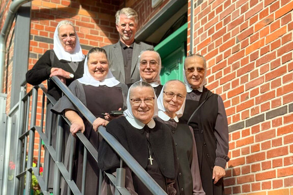 Götz-Tilman Hadem (Vorstand) mit Oberin Sr. Christine Killies, Sr. Renate Kunert und Schwestern aus dem Diakonissenmutterhaus Eben-Ezer