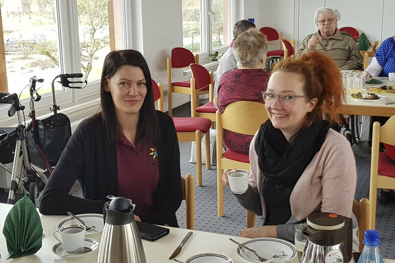 Frau Denndörfer (Tagespflege) und Frau Mewes (Physiotherapeutin mit Praxis im Haus Friede)