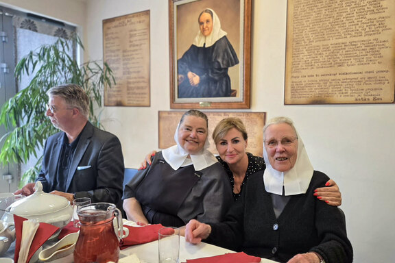 Sr. Christine Killies und Sr. Renate Kunert unter dem Porträt der Friedenshort-Gründerin Eva von Tiele-Winckler